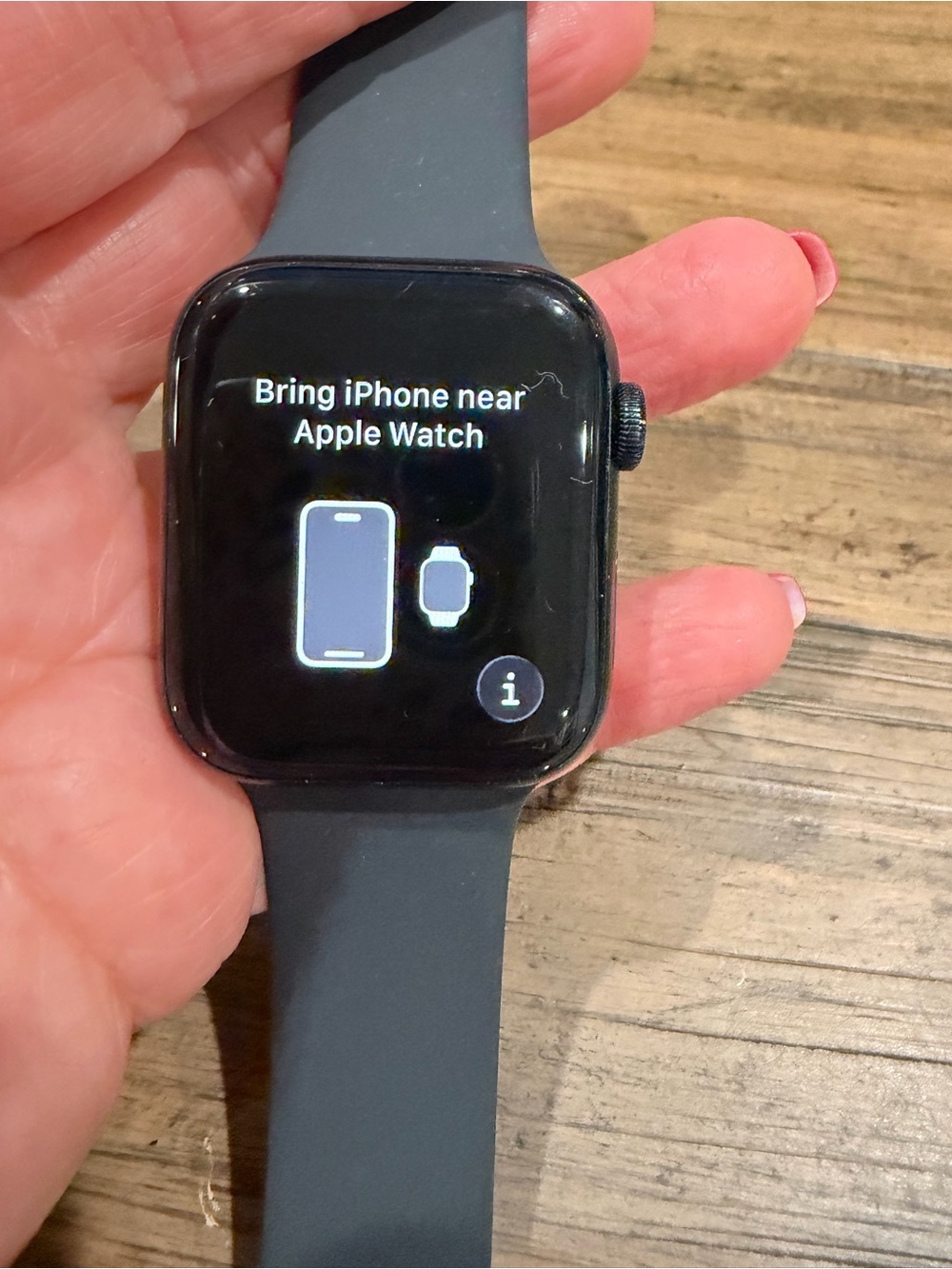 Apple Watch SE 44 mm GPS with Black Silicone Band, charger and screen protectors - Picture 4 of 6